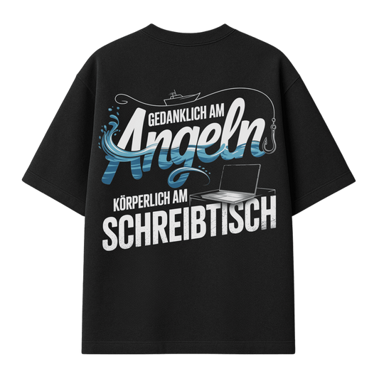 Oversize Shirt gedanklich am Angeln