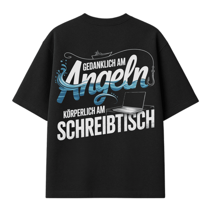 Oversize Shirt gedanklich am Angeln